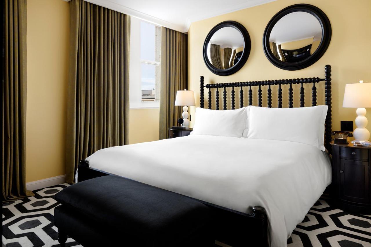 Hotel Riggs Washington Dc Esterno foto A bedroom at the Hotel Commonwealth