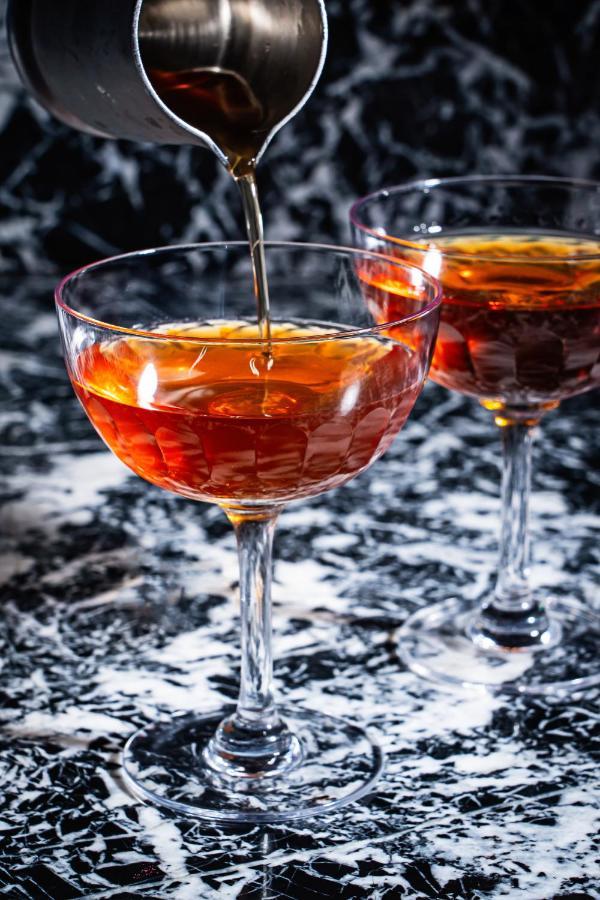 Hotel Riggs Washington Dc Esterno foto A cognac being poured into a glass